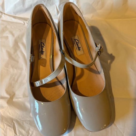 CLARKS Shoes Women's Size 6.5 Buckle Block Heel Grey Low Top Shiny - Picture 4 of 7